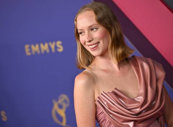 Hannah Einbinder arrives for the 76th annual Primetime Emmy Awards at the Peacock Theater in Los Angeles on Sunday, September 15, 2024.  LAP202409150680 CHRISxCHEW