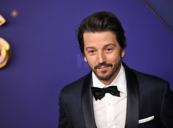 Diego Luna arrives for the 76th annual Primetime Emmy Awards at the Peacock Theater in Los Angeles on Sunday, September 15, 2024.  LAP202409150858 CHRISxCHEW