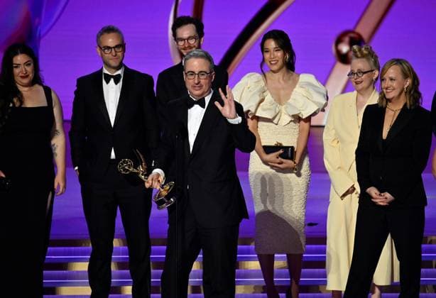 Entertainment Themen der Woche KW37 Entertainment Bilder des Tages John Oliver accepts the Outstanding Scripted Variety Series award for Last Week Tonight with John Oliver onstage during the 76th annual Primetime Emmy Awards at the Peacock Theater in Los Angeles on Sunday, September 15, 2024.  LAP20240915199 JIMxRUYMEN
