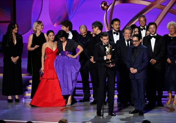 Justin Marks and Hiroyuki Sanada (C), along with cast and crew, accept the Outstanding Drama Series award for Sh?gun onstage during the 76th annual Primetime Emmy Awards at the Peacock Theater in Los Angeles on Sunday, September 15, 2024.  LAP20240915202 JIMxRUYMEN