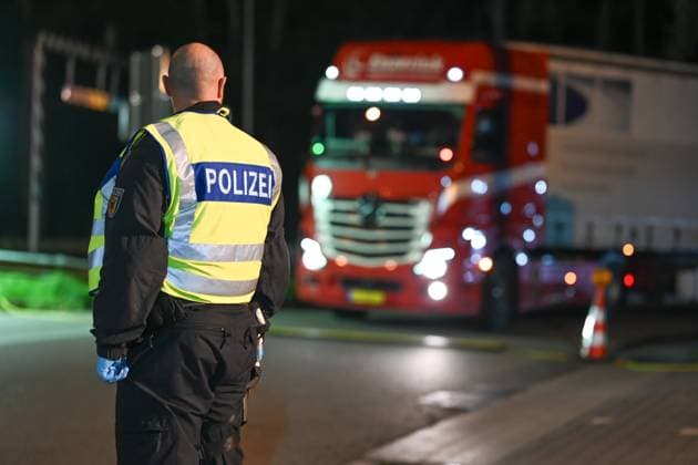 News Themen der Woche KW38 Grenzkontrolle in Bad Bentheim Polizisten kontrollieren den Grenzverkehr am 16. September 2024 nach Deutschland am Grenzübergang Bad Bentheim. Die Kontrollen wurdenin der Nacht auf die Landesgrenze im Westen ausgeweitet. Bad Bentheim Niedersachsen Deutschland *** Border control in Bad Bentheim Police officers control border traffic to Germany at the Bad Bentheim border crossing on September 16, 2024 The controls were extended overnight to the state border in the west Bad Bentheim Lower Saxony Germany Copyright: xdiebildwerftx