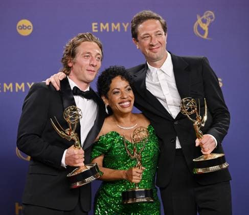 Bilder des Jahres 2024, Entertainment 09 September Entertainment Themen der Woche KW37 (L-R) Jeremy Allen White, winner of the Outstanding Lead Actor in a Comedy Series, Liza Colon-Zayas, winner of the Outstanding Supporting Actress in a Comedy Series and Ebon Moss-Bachrach, winner of the Outstanding Supporting Actor in a Comedy Series for The Bear backstage during the 76th annual Primetime Emmy Awards at the Peacock Theater in Los Angeles on Sunday, September 15, 2024.  LAP202409150901 CHRISxCHEW
