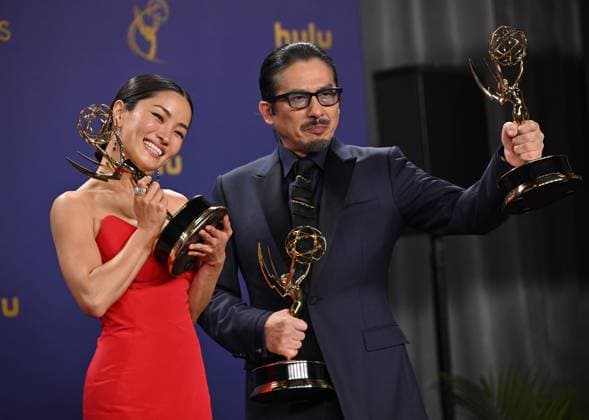 Bilder des Jahres 2024, Entertainment 09 September Entertainment Themen der Woche KW37 Entertainment Bilder des Tages (L-R) Anna Sawai holds her Emmy for the Outstanding Lead Actress in a Drama Series award and Hiroyuki Sanada holds his Emmy for the Outstanding Lead Actor in a Drama Series award for Shogun ,backstage during the 76th annual Primetime Emmy Awards at the Peacock Theater in Los Angeles on Sunday, September 15, 2024.  LAP20240915922 CHRISxCHEW