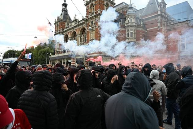 Bilder des Jahres 2024, News 09 September News Themen der Woche KW37 News Bilder des Tages Ajax Supporters Riot in Amsterdam Hundreds of Ajax supporters clashed with police at the central station in Amsterdam, vandalizing property and police vehicles. Riot police were deployed to manage the escalating situation, with fireworks and firecrackers adding to the chaos. Public transport was disrupted, and a tram was attacked by rioters, creating a tense and volatile atmosphere. Amsterdam North Holland Netherlands Copyright: xMounebxTaimx