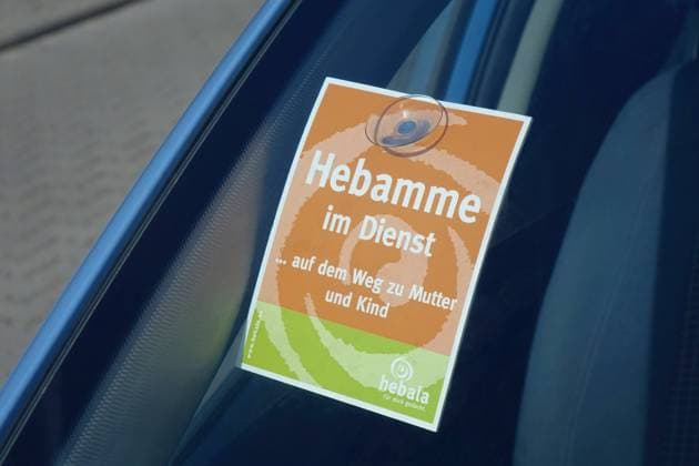 Schild Hebamme im Dienst Schild Hebamme im Dienst, 12.09.2024. Borkwalde, Brandenburg, In einem Auto befindet sich ein Schild mit dem Schriftzug Hebamme im Dienst. *** Sign Hebamme im Dienst Sign Hebamme im Dienst, 12 09 2024 Borkwalde, Brandenburg, In a car there is a sign with the lettering Hebamme im Dienst
