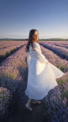 Creative Highlights Symbolfotos Unbekümmerte junge Frau in einem langen weißen Kleid, die auf einem Lavendelfeld tanzt und sich dreht. Schöne Braut zwischen lila Lavandelblüten Carefree young woman wearing a long white dress, dancing and spinning on the lavender field. Beautiful bride among purple lavandula flowers Copyright: imageBROKER VeaceslavxBordeianu ibxveb11066994.jpg ,model released, Symbolfoto ,property released