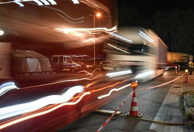 News Themen der Woche KW38 Grenzkontrolle in Bad Bentheim Polizisten kontrollieren den Grenzverkehr am 16. September 2024 nach Deutschland am Grenzübergang Bad Bentheim. Die Kontrollen wurdenin der Nacht auf die Landesgrenze im Westen ausgeweitet. Bad Bentheim Niedersachsen Deutschland *** Border control in Bad Bentheim Police officers control border traffic to Germany at the Bad Bentheim border crossing on September 16, 2024 The controls were extended overnight to the state border in the west Bad Bentheim Lower Saxony Germany Copyright: xdiebildwerftx