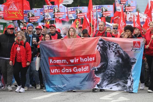 News Themen der Woche KW38 News Bilder des Tages Gewerkschaftsmitglieder der IG Metall demonstrieren in Hamburg für sieben Prozent mehr Geld für die Beschäftigten und für Auszubildende 170 Euro mehr im Monat. Der Demonstrationszug setzte sich am Montagmorgen vom Heiligengeistfeld in Richtung Großneumarkt in Bewegung. Dort fand dann eine Kundgebung statt. Altstadt Hamburg *** IG Metall union members demonstrate in Hamburg for seven percent more money for employees and 170 euros more per month for trainees The demonstration set off on Monday morning from Heiligengeistfeld in the direction of Großneumarkt, where a rally was then held Altstadt Hamburg