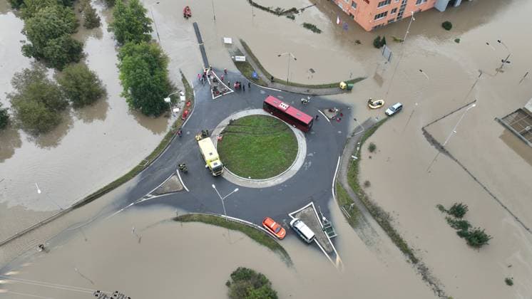 Bilder des Jahres 2024, News 09 September News Themen der Woche KW38 Extreme flooding in the Moravian-Silesian Region. Drone footage of the Marianske Hory and Privoz district in Ostrava, Czech Republic, September 16, 2024. IZS forces at the roundabout near the Emergency Call Centre (CTV). (CTKxPhoto PetrxSznapka) CTKPhotoP2024091605966  CTKPhotoP2024091605966
