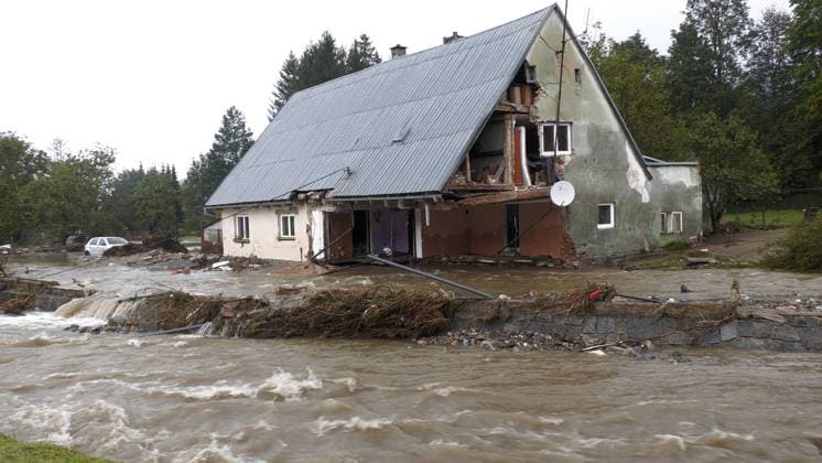Bilder des Jahres 2024, News 09 September News Themen der Woche KW38 News Bilder des Tages Aufnahmen wie man sie aus dem Ahrtal kennt. Im Altvatergebirge wüteten die Unwetter am Wochenende besonders heftig. In diesem Gebiet fielen über 400 Liter auf dem Quadratmeter. Zu viel für den modernsten Hochwasserschutz. Viele Ortschaften sind von der Außenwelt abgeschnitten. Unser Kameramann versucht nach Jesen’k vorzudringen. Alle Zufahrtsstraßen zu diesem Ort sind jedoch vom Hochwasser abgeschnitten worden. In der Gemeinde Vapenna (Setzdorf) gab es ebenfalls Ausmaße, die es so noch nie gab. Im Ort wurden Straßen, Brücken und Häuser weggerissen. Nur noch die Treppen zum Keller sind sichtbar (on tape). Im Ort herrscht Ausnahmezustand. Jedes Wohnhaus am Fluss Vidnavka wurde massiv beschädigt. Im Ort gibt es kein Trinkwasser, Gas gab es ers