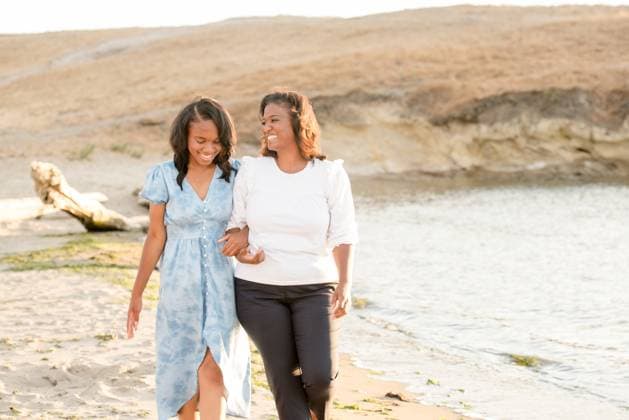 IMAGO Creative, Diversity, Mütter Mother and daughter walking on the beach arm in arm San Francisco, California, United States CR_HOOX240913A-1518598-01 ,model released, Symbolfoto
