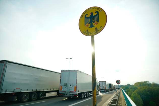 News Themen der Woche KW38 News Bilder des Tages Brandenburg, Stau durch Grenzkontrollen an der Grenze zu Polen in Frankfurt Oder Trucks Line Up At Polish-German Border Traffic is seen on the bridge crossing the Oder river between Germany in Poland in Frankfurt an der Oder, Germany on 16 September, 2024. Germany on Monday has introduced stricter border controls on its borders with France, Germany, Austria and Poland despite abolishment of controls as per the Schengen Agreement. Germany says an increase in irregular migration has necessitated the introduction of border checks. Frankfurt an der Oder Poland  Copyright: xJaapxArriensx originalFilename: arriens-germanyr240916_npu83.jpg