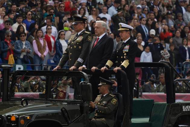 Mexiko, Militärparade zum Unabhängigkeitstag in Mexiko-Stadt Military Civic Parade On The Occasion Of The 214th Anniversary Of The Independence Of Mexico Andres Manuel Lopez Obrador, President of Mexico, is accompanied by General Luis Cresencio Sandoval Gonzalez and Admiral Jose Rafael Ojeda during the Military Civic Parade in the Zocalo in Mexico City, Mexico, on September 16, 2024, on the occasion of the 214th Anniversary of the Independence of Mexico. Mexico City Mexico City Mexico  Copyright: xGerardoxVieyrax originalFilename: vieyra-notitle240916_npLuQ.jpg