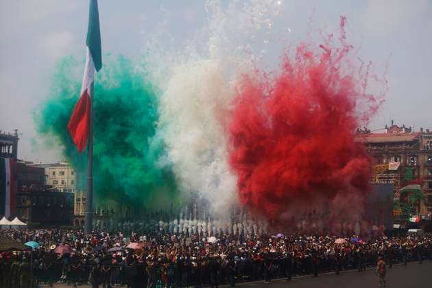 News Themen der Woche KW38 News Bilder des Tages Mexiko, Militärparade zum Unabhängigkeitstag in Mexiko-Stadt Military Civic Parade On The Occasion Of The 214th Anniversary Of The Independence Of Mexico View of pyrotechnics during the Military Civic Parade in the Zocalo in Mexico City, Mexico, on September 16, 2024, on the occasion of the 214th Anniversary of the Independence of Mexico, led by Andres Manuel Lopez Obrador, President of Mexico. Mexico City Mexico City Mexico  Copyright: xGerardoxVieyrax originalFilename: vieyra-notitle240916_npyc5.jpg