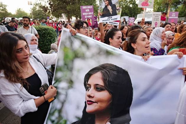 Bilder des Jahres 2024, News 09 September News Themen der Woche KW38 News Bilder des Tages Kurdish women commemorate Mahsa Amini in Diyarbakir, Turkey - 16 Sept 2024 Protesters carry posters and a huge banner of Mahsa Amini during the Mahsa Amini commemoration in Diyarbakir. In Diyarbakir, Turkey, a group of Kurdish women wanted to march to commemorate Jina Mahsa Amini. However, the women resisted the police and marched for Amini. Dicle Amed Women s Platform (DAKAP) and Diyarbakir Network for Struggle Against Violence organised the protest against the Iranian state. Diyarbakir Turkey Copyright: xMehmetxMasumxSuerx xSOPAxImagesx Mhs_MMSuer_009