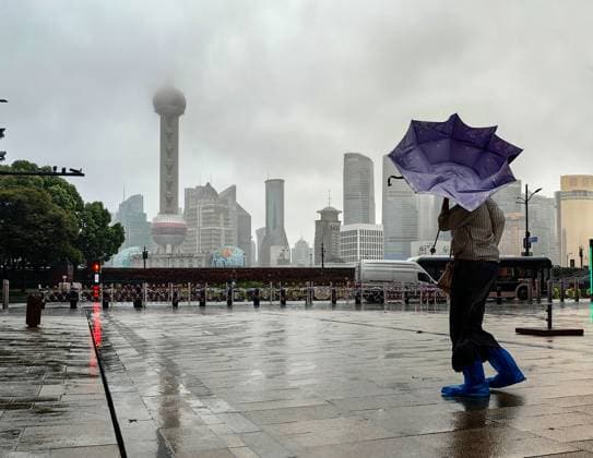News Themen der Woche KW38 News Bilder des Tages SHANGHAI, CHINA - SEPTEMBER 16: A pedestrian struggles with umbrella in strong winds and rain brought by typhoon Bebinca on the North Bund on September 16, 2024 in Shanghai, China.  Copyright: xVCGx 111518325378