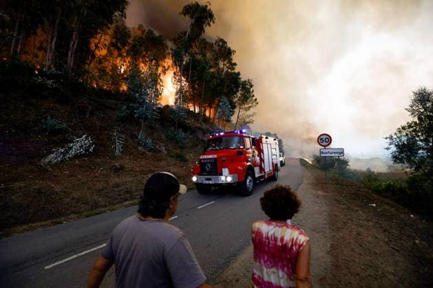 Bilder des Jahres 2024, News 09 September News Themen der Woche KW38 News Bilder des Tages Wildfires continue to rage in Sever do Vouga, Portugal - 16 Sept 2024 Villagers try to get away from the burning houses as the wildfire approaches the village in Busturenga. Villagers and firefighters battle a wildfire in Busturenga, Sever do Vouga. More than 1,000 firefighters battled a wildfire in north of Portugal as officials warned that thousands of hectares were at risk amid soaring temperatures across the country. 3 people were confirm dead during the fires in Portugal near Sever de Vouga. Sever do Vouga Portugal Copyright: xDiogoxBaptistax xSOPAxImagesx DB_20240916_wildfires_0008