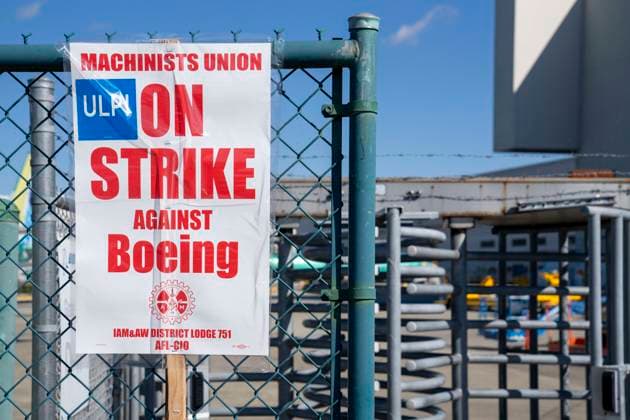 Bilder des Jahres 2024, News 09 September News Themen der Woche KW38 News Bilder des Tages September 16, 2024, Renton, Washington, USA: Picket signs stand outside the Boeing Company s Renton Factory during an ongoing strike of the company s approximately 33,000 machinists, in Renton, Washington, USA, on Mon., Sept. 16, 2024. The machinists are members of the International Association of Machinists and Aerospace Workers union and last week voted overwhelmingly (94.6% in favor) to reject a contract offered by Boeing and to strike (96% in favor). The workers walked out of their shifts last Friday morning at 12:01am and have been picketing around the clock since. Renton USA - ZUMAb344 20240916_znp_b344_021 Copyright: xScottxBrauerx