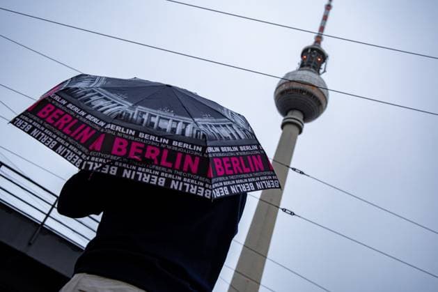Menschen laufen mit dem Regenschirm am Alexanderplatz an einem Regentag in Berlin am 13. September 2024. Herbstliches Wetter in Berlin *** People walking with an umbrella at Alexanderplatz on a rainy day in Berlin on September 13, 2024 Autumn weather in Berlin