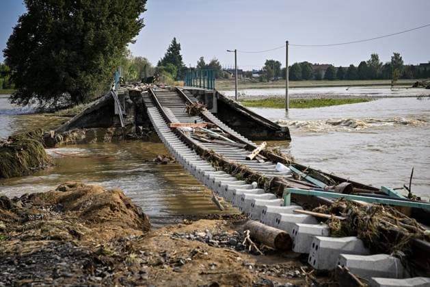 Bilder des Jahres 2024, News 09 September News Themen der Woche KW38 News Bilder des Tages Situation after extreme rainfall in the Moravian-Silesian Region, on September 17, 2024. Damaged railway line from the flooded Opava River between the stations Opava - stop and Male Hostice. (CTKxPhoto VitxSimanek) CTKPhotoP2024091702861  CTKPhotoP2024091702861
