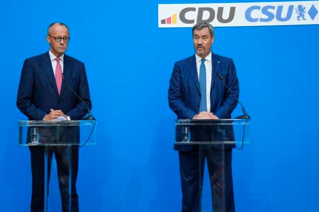 News Themen der Woche KW38 News Bilder des Tages Friedrich Merz ist Kanzlerkandidat der CDU CSU Pressekonferenz mit dem Vorsitzenden der CSU und Bayerischen Ministerpräsidenten, Markus Söder, und dem Vorsitzenden der CDU Deutschlands und Vorsitzenden der CDU CSU-Bundestagsfraktion, Friedrich Merz in der Bayerischen Vertretung in Berlin Berlin Berlin GER *** Friedrich Merz is the CDU CSUs candidate for Chancellor Press conference with the Chairman of the CSU and Bavarian Minister President, Markus Söder, and the Chairman of the CDU of Germany and Chairman of the CDU CSU parliamentary group in the Bundestag, Friedrich Merz, at the Bavarian Representation in Berlin Berlin Berlin GER
