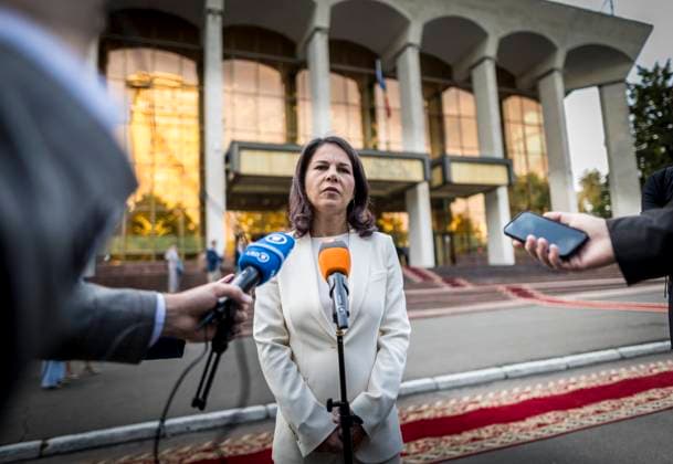 News Themen der Woche KW38 News Bilder des Tages Annalena Baerbock (Buendnis 90 Die Gruenen), Bundesaussenministerin, aufgenommen im Rahmen ihrer Teilnahme an der 5. Unterstuetzungskonferenz fuer die Republik Moldau. Fotografiert im Auftrag des Auswaertigen Amtes Chisinau Moldau *** Annalena Baerbock Buendnis 90 Die Gruenen , Federal Foreign Minister, photographed during her participation in the 5th Support Conference for the Republic of Moldova Photographed on behalf of the Foreign Office Chisinau Moldova Copyright: xThomasxKoehler AA photothek.dex