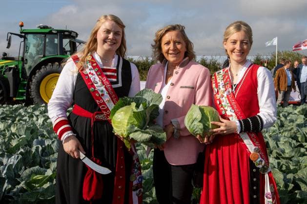 News Themen der Woche KW38 News Bilder des Tages Dithmarscher Kohltage 2024 eröffnet mit dem Kohlanschnitt die Tradition im größten, zusammenhängenden Kohlanbaugebiet Europas sind die alljährlichen Kohltage. In einem besonderen Event Eröffnet die Kreispräsidentin Ute Borwieck-Dethlefs, gemeinsam mit Gästen aus Politik und Wirtschaft, sowie den Kohlregentinnen die Saison. Begleitend dazu sind in Dithmarschen Veranstaltungen rund um den Kohl mit kulinarischen Highlights der Region verbunden. Schleswig Holstein Deutschland 353A5327 *** Dithmarscher Kohltage 2024 opens with the cabbage cutting The annual cabbage days are a tradition in Europes largest contiguous cabbage-growing region In a special event, the district president Ute Borwieck Dethlefs opens the season together with gu