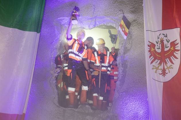 Bilder des Jahres 2024, News 09 September News Themen der Woche KW38 News Bilder des Tages Pfons 17.09.2024, Sillschlucht, Pfons, AUT, Brenner Basistunnel, Medientermin, Durchschlagfeier Baulose H41 Sillschlucht Pfons und H21 Sillschlucht , im Bild Brenner Basistunnel-Mineure nach erfolgtem Durchstich during the Breakthrough ceremony for construction lots H41 Sillschlucht - Pfons and H21 Sillschlucht. Sillschlucht in Pfons, Austria on 2024 09 17. Expa *** Pfons 17 09 2024, Sillschlucht, Pfons, AUT, Brenner Base Tunnel, Media event, Breakthrough ceremony for construction lots H41 Sillschlucht Pfons and H21 Sillschlucht , in the picture Brenner Base Tunnel miners after successful breakthrough during the Breakthrough ceremony for construction lots H41 Sillschlucht Pfons and H21 Sillschlucht Sillschlucht in Pfons, Austri  EP_gro