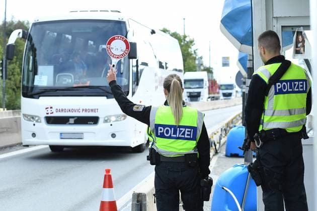 Bilder des Jahres 2024, News 09 September News Themen der Woche KW38 News Bilder des Tages Grenzkontrollen an der deutsch-österreichischen Grenze am 17.09.2024 am Grenzübergang Walserberg Grenzkontrollen der Bayerischen Bereitschaftspolizei und Bundespolizei am 17.09.2024 an der deutsch-österreichischen Grenze am Grenzübergang Walserberg. *** Border controls at the German-Austrian border on 17 September 2024 at the Walserberg border crossing Border controls by the Bavarian riot police and federal police on 17 September 2024 at the German-Austrian border at the Walserberg border crossing xRx