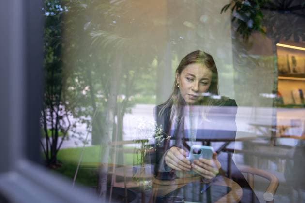 Creative Highlights Symbolfotos View through glass relaxed woman scrolling news or social media on phone taking coffee break in cafe View through glass interested female scrolling news social media feed on smartphone rest in cafe with cup. Businesswoman have coffee break using mobile phone surfing internet web enjoy coffee. ,model released, Symbolfoto Copyright: xZoonar.com DmitriixMarchenkox 22173963 ,model released, Symbolfoto ,property released