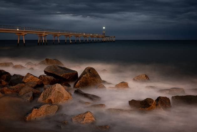 News Themen der Woche KW38 News Bilder des Tages September 17, 2024, Badalona, Barcelona, Spain: In this image taken with a long exposure the sea waves reach the beach in front of the Pont del Petroli (Oil Bridge) in Badalona, north of Barcelona. The Pont del Petroli (Petroleum Bridge) is a former jetty built in 1965 for the unloading of petroleum products from tankers. Badalona Spain - ZUMAb137 20240917_fap_b137_001 Copyright: xJordixBoixareux