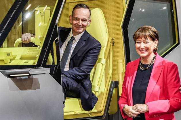 News Themen der Woche KW38 News Bilder des Tages Messerundgang von Politikern nach der Eröffnung der IAA Transportation IAA Transportation: Stand der Firma Renault am Fahrzeug Estafette , Dr. Volker Wissing, FDP, (Bundesminister für Digitales und Verkehr), Hildegard Müller (Präsidentin, Verband der Automobilindustrie e.V. (VDA)), Hannover Hannover Messe Niedersachsen, Region Hannover Germany *** Tour of the trade fair by politicians after the opening of the IAA Transportation IAA Transportation Renault stand at the Estafette vehicle , Dr Volker Wissing, FDP, Federal Minister for Digital Affairs and Transport , Hildegard Müller President, German Association of the Automotive Industry e VDA , Hannover Hannover Messe Niedersachsen, Region Hannover Germany