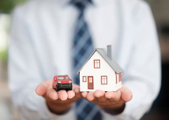 Real Estate Agent Holding House and Car Models Symbolizing Property and Vehicle Insurance Hands holding car and house. Home loan, car insurance, family life assurance protection, financial mortgage for house building, and legacy planning investment concept. ,model released, Symbolfoto Copyright: xZoonar.com SirinarthxMekvorawuthx 22202085 ,model released, Symbolfoto ,property released