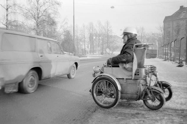 Archivbilder der Woche KW38 Aktuell 52-4-1971 : Bill.mrk. takknemlig . bilde 0038 Aktuell 52-4-1971 : Bill.mrk. takknemlig . Er det noen snille mennesker som vil invitere en invalid julaften. Bm. «9956 Takknemlig». Mannen bak denne annonsen er den 67 ar gamle Fritz Erik Zimmermann. Som invalid sitter han alene mesteparten av tiden, og smertene gjor at det er vanskelig for ham a komme seg ut mer enn hoyst nodvendig. Zimmermann har kjort helt til Bergen i den elektriske sykkelen. Stort sett tar trafikantene hensyn, og han er «bare» blitt pakjort ? n gang. Uten sykkelen ville han ikke greid seg. Det er ikke ofte han drar ut. Foto: Sverre A. Borretzen Aktuell NTB ***FOTO IKKE BILDEBEHANDLET*** Oslo Norge EDITORIAL USE ONLY Ref:YIWdLPG5VkM.jpg *** A 