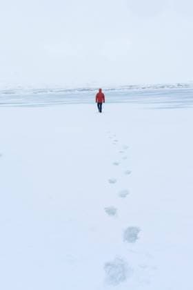 Creative Highlights Symbolfotos Fußabdrücke eines Mannes, der im kalten isländischen Winter über eine zugefrorene Lagune läuft Footprints of a man walking across a frozen lagoon in the cold winter of Iceland Copyright: imageBROKER UnaixHuizi ibxuhu11360297.jpg ,model released, Symbolfoto ,property released