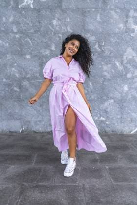 Creative Highlights Symbolfotos Vertikales Porträt einer schönen lateinamerikanischen Frau, die mit einem langen rosa Kleid im Freien vor einer grauen Stadtmauer posiert Vertical portrait of a beauty latin woman posing with long pink dress outdoors against a urban grey wall Copyright: imageBROKER UnaixHuizi ibxuhu11396738.jpg ,model released, Symbolfoto ,property released