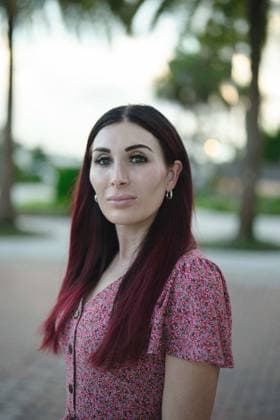 Trump Confronted On Relationship With Laura Loomer File photo dated September 16, 2023 shows Laura Loomer photographed at The Villages, FL, USA. The presence of hard-right conspiracy theorist Laura Loomer alongside Donald Trump on the campaign trail in recent days has raised questions, including from some Republicans, about the influence the controversial former congressional candidate may have on him. Ms Loomer is well-known for her anti-Muslim rhetoric and for spreading conspiracy theories, including that the 9 11 attacks were an inside job carried out by the US government. She joined Trump at an event on Wednesday commemorating the attacks, raising eyebrows and prompting outrage in some US media outlets. And on Tuesday, the 31-year-old  Copyright: xGrayxAdam ABACAx