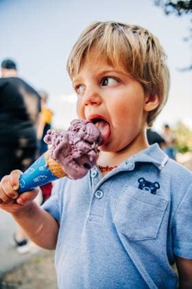 Creative Highlights Symbolfotos A young boy licking his ice cream cone, enjoying the treat North Andover, Massachusetts, United States CR_FKNH240916-1539572-01 ,model released, Symbolfoto