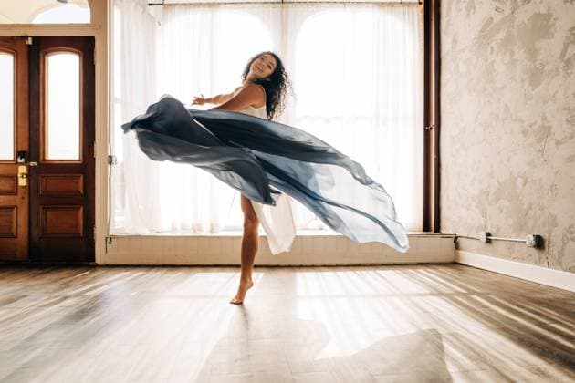 Creative Highlights Symbolfotos Ballet dancer joyfully spinning with blue fabric in a sunlit studio Haverhill, Massachusetts, United States CR_FKNH240917-1543108-01 ,model released, Symbolfoto