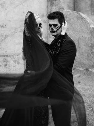 Creative Highlights Symbolfotos Spooky skeleton bride and groom embracing at Chambers Bay Tacoma, Washington, United States CR_PRKN240916A-1543293-01 ,model released, Symbolfoto