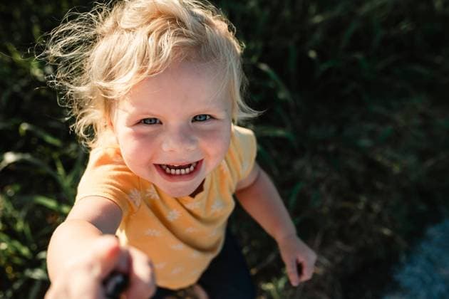 Creative Highlights Symbolfotos Expressive young child looking up giggling and pointing McClure, Illinois, United States CR_WEKW240916A-1544160-01 ,model released, Symbolfoto