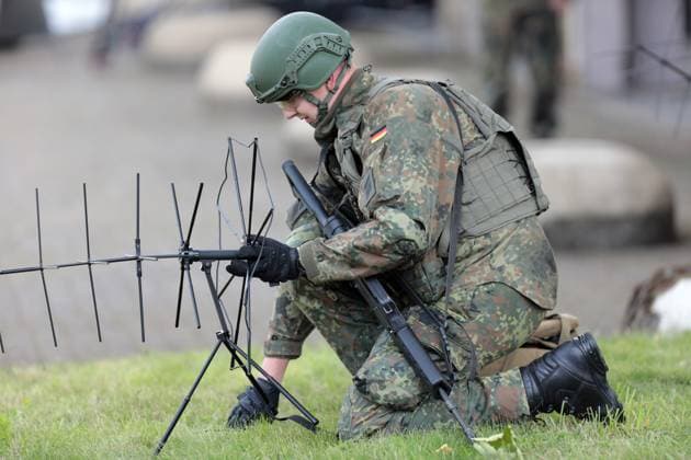 Soldaten der Luftlandetruppe mit Antenne. Bundesverteidigungsminister Boris Pistorius besucht am 17. September 2024 die Luftlandebrigade 1 (LLBrig 1) der Bundeswehr in Saarlouis. Saarlouis Saarland Deutschland *** Soldiers of the airborne troops with antenna Federal Minister of Defense Boris Pistorius visits the Bundeswehrs Airborne Brigade 1 LLBrig 1 in Saarlouis Saarlouis Saarland Germany on 17 September 2024