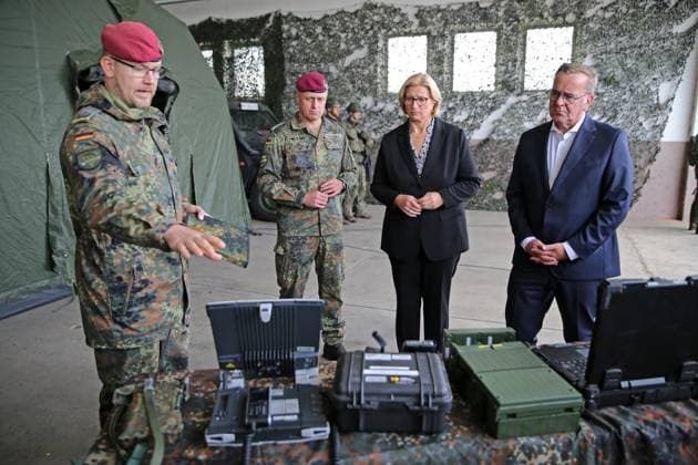Bundesverteidigungsminister Boris Pistorius werden bei seinem Rundgang bei der Luftlandebrigade 1 (LLBrig 1) in Saarlouis Kommunikations- und Führungsmittel der Brigade erläutert. Er wird begleitet von der Ministerpräsidentin des Saarlandes Anke Rehlinger. Bundesverteidigungsminister Boris Pistorius besucht am 17. September 2024 die Luftlandebrigade 1 (LLBrig 1) der Bundeswehr in Saarlouis. Saarlouis Saarland Deutschland *** During his tour of Airborne Brigade 1 LLBrig 1 in Saarlouis, Federal Minister of Defense Boris Pistorius is given an explanation of the brigades communications and command and control equipment He is accompanied by Saarlands Minister President Anke Rehlinger Federal Minister of Defense Boris Pistorius visits the Bundesw