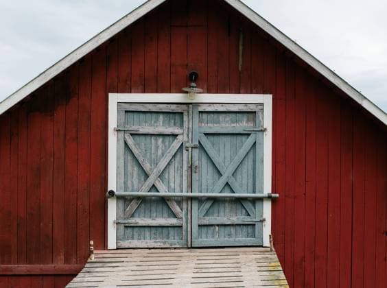 traditional Swedish barn doors at a summer house in the high coast Kramfors, Västernorrland County, Sweden R_RABE240917B-1519764-01