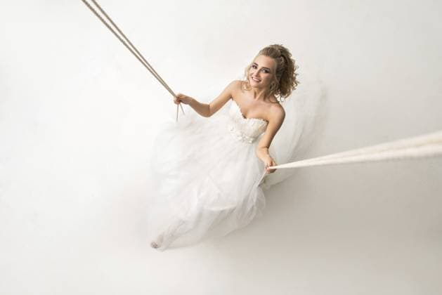 Junge schöne Braut mit herrlichen Frisur posiert auf einer Schaukel Schuss von oben gemacht Young beautiful bride with gorgeous hair style posing on a swing shot made from above Copyright: imageBROKER AndreyxGuryanov ibxgur11408339.jpg ,model released, Symbolfoto ,property released