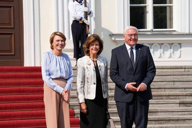 News Themen der Woche KW38 News Bilder des Tages Königin Silvia von Schweden beim Bundespräsidenten Begrüßung von Königin Silvia von Schweden durch den Bundespräsidenten und Elke Büdenbender im Schloss Bellevue und Eintrag in das Gästebuch Berlin Berlin GER *** Queen Silvia of Sweden with the Federal President Welcome of Queen Silvia of Sweden by the Federal President and Elke Büdenbender at Bellevue Palace and entry in the guest book Berlin Berlin GER