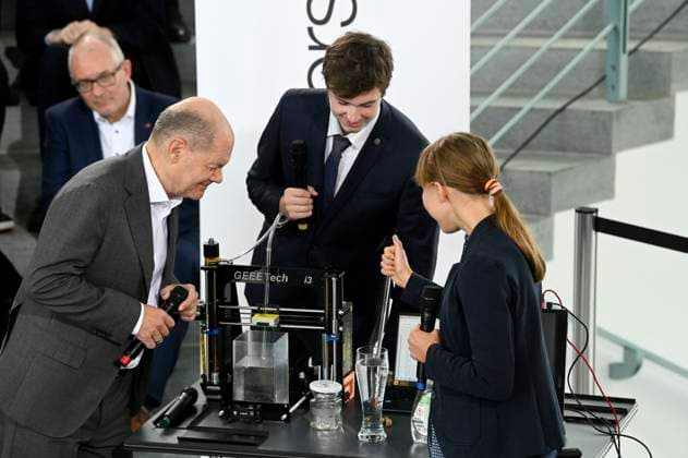 News Bilder des Tages Olaf Scholz beim Empfang der Preisträgerinnen und Preisträger des 59. Bundeswettbewerbs Jugend forscht im Bundeskanzleramt. Berlin, 18.09.2024