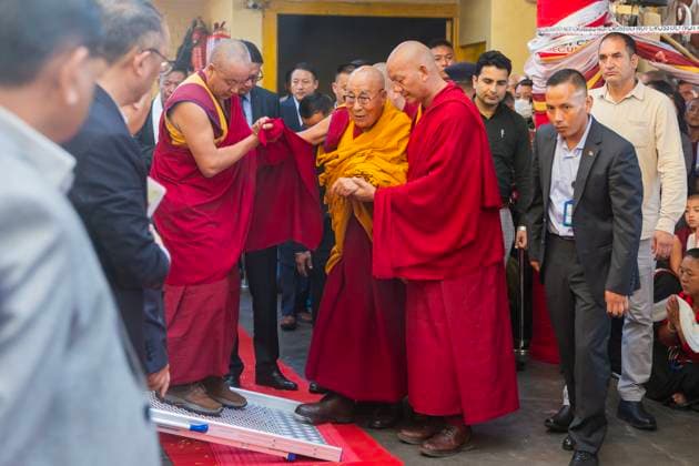News Themen der Woche KW38 News Bilder des Tages September 18, 2024, Dharamshala, Himachal Pradesh, India: Tibetan Spiritual leader the Dalai Lama arrived to attend a Long Life Prayer offered to him by the Tibetan Women s Association, Ex-Students of CST Dalhousie and Lhasa Districts at Tsughla Khang Temple, Mcleodganj, Dharamshala. Dharamshala India - ZUMAb235 20240918_zip_b235_002 Copyright: xShaileshxBhatnagarx