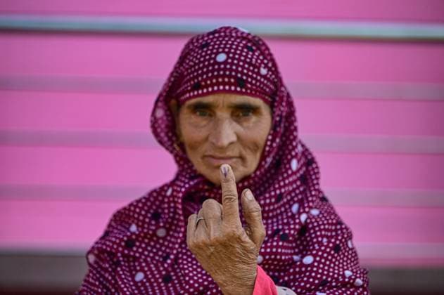 Bilder des Jahres 2024, News 09 September News Themen der Woche KW38 News Bilder des Tages First Phase Of Assembly Elections Begins In Kashmir After 10 Years A woman shows her ink-marked finger after casting her ballot at a polling station during the first phase of assembly elections in Kulgam, south of Srinagar, Jammu and Kashmir, on September 18, 2024. The first phase of the three-phase Jammu and Kashmir Legislative Assembly polls takes place in the south Kashmir and Chenab Valley regions of Indian Kashmir. These are the first elections for the J&K Legislative Assembly in 10 years. Indian Kashmir has been without the Legislative Assembly since the Government of India abrogated Article 370 of its constitution, ending its semi-autonomous character. The elections take place under high security arrangements, and Prime Minister of I  Copyright: xFirdousxNazirx originalFilename: nazir-firstpha240918_npSBB.jpg
