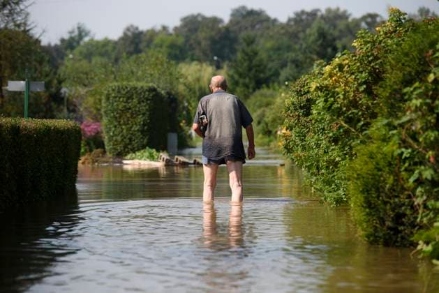 News Themen der Woche KW38 News Bilder des Tages Wroclaw City Prepares For The Flood Wave On The Oder River. A man walks through floodwaters in the social gardens on the outskirts of Wroclaw, Poland, on September 18, 2024. The government outlines a reconstruction plan once the floodwaters subside, using both state funds and some of the 1.5 billion euros ($1.7 billion) made available by the European Union for impacted countries, Polish Prime Minister Donald Tusk says. Wroclaw Poland  Copyright: xAleksanderxKalkax originalFilename: kalka-wroclawc240918_npGMl.jpg